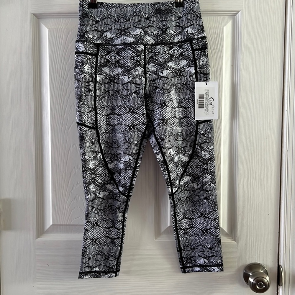 Light and tight Zyia leggings